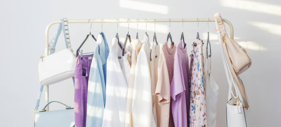 Bijele haljine, ledenoplava nijansa, pencil suknje i još ova tri trenda su potpuno zavladala sezonom