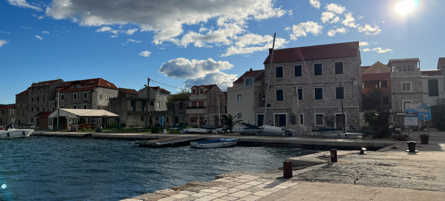 Krapanj - otok spužvara kao idealan izlet za sve u blizini Šibenika