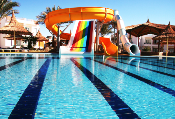 Zabavnija strana osvježenja – idemo na bazene i u vodene parkove